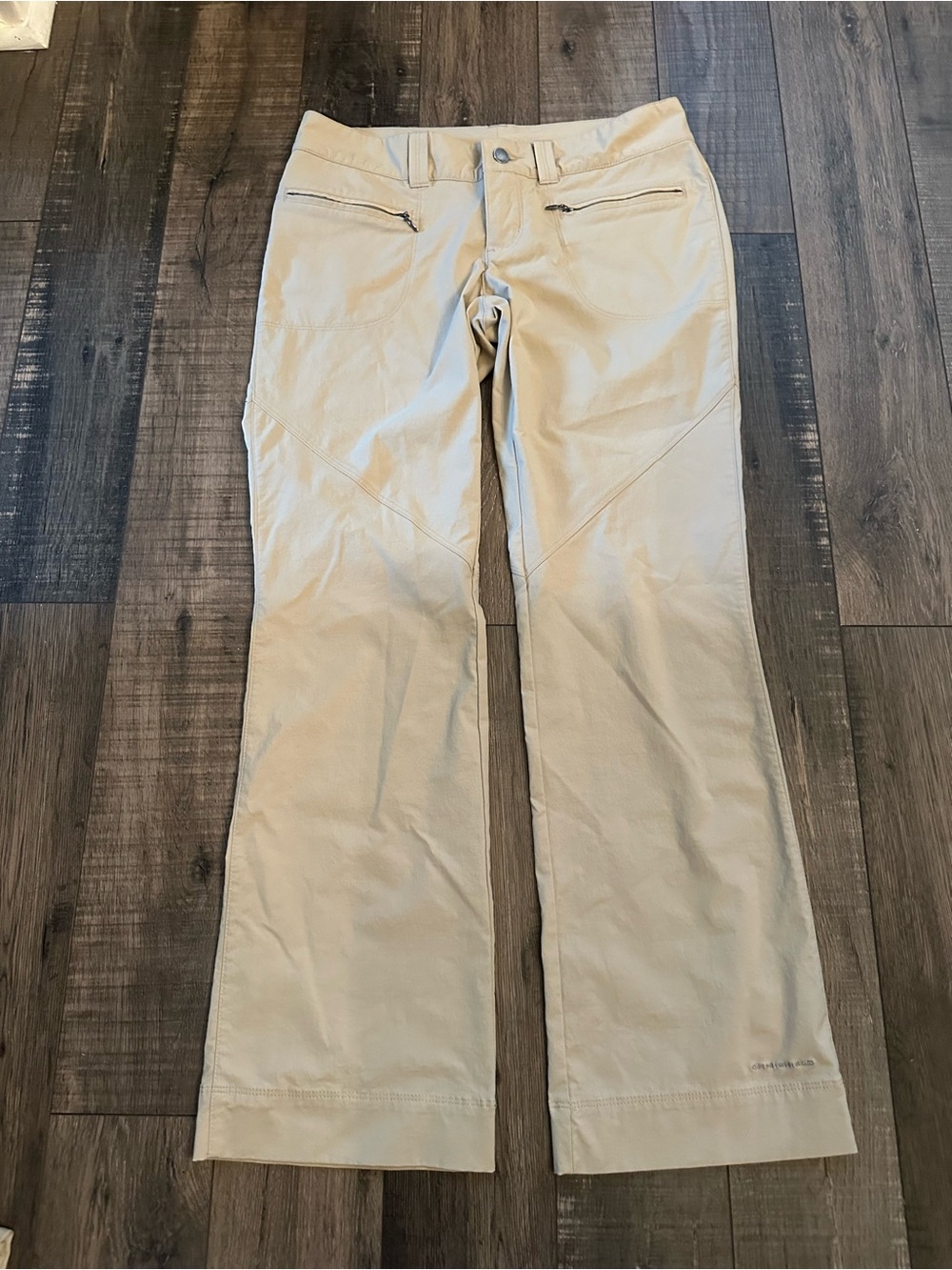Columbia Omni Shield Pants Women’s 6 Short Beige Stretch Hiking Outdoor